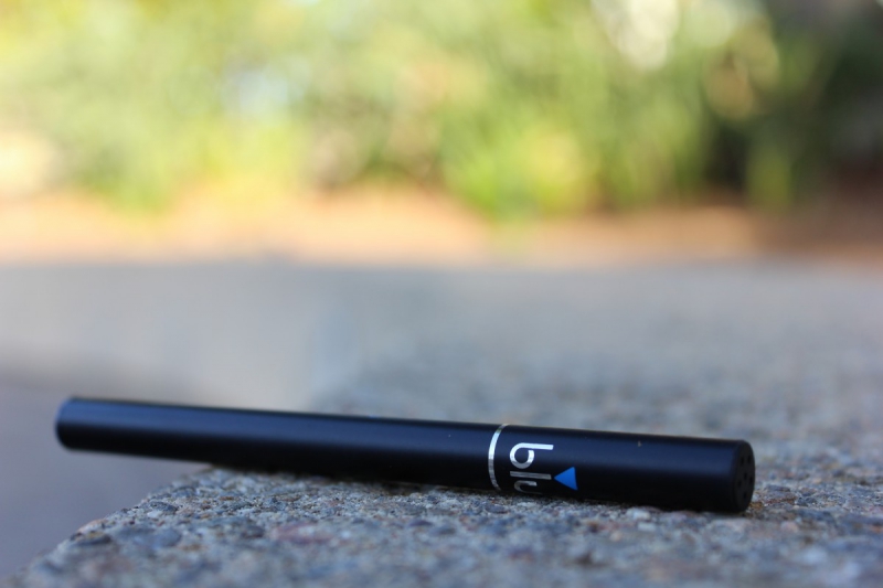 vitrine-VENCE-min_e_cigarette_vaping_blu_cigs_blu_electronic_cigarette_tobacco_cigarette_smoke-637061