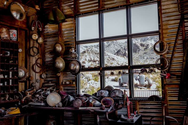 vitrine-VENCE-min_shop_window_part_junk_abandoned-138873